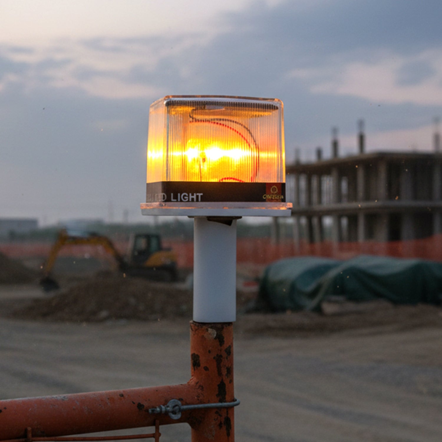 Solar Warning Light – Bright, Eco-Friendly Outdoor Safety Signal