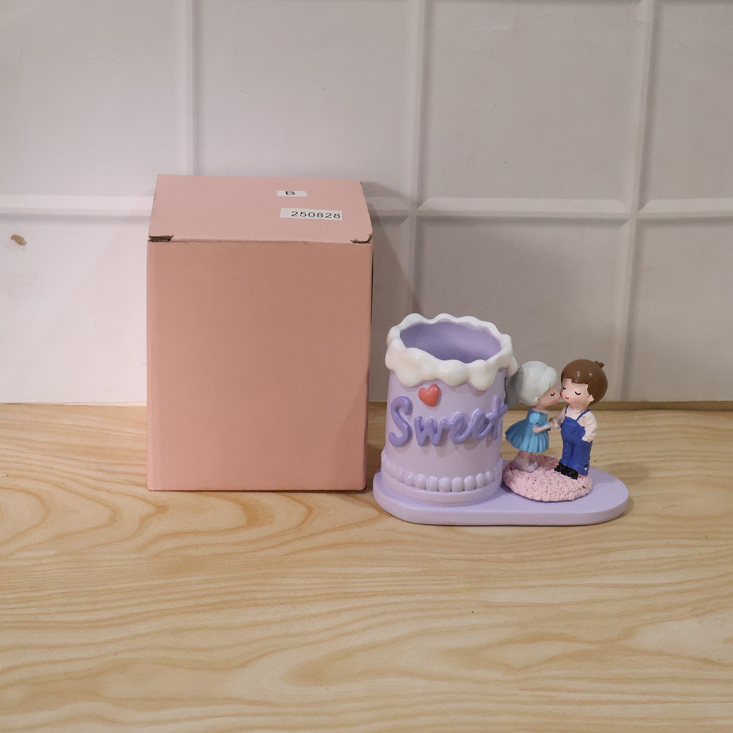 Cute Couple Pen Holder Ð Adorable Resin Desk Organizer & Showpiece