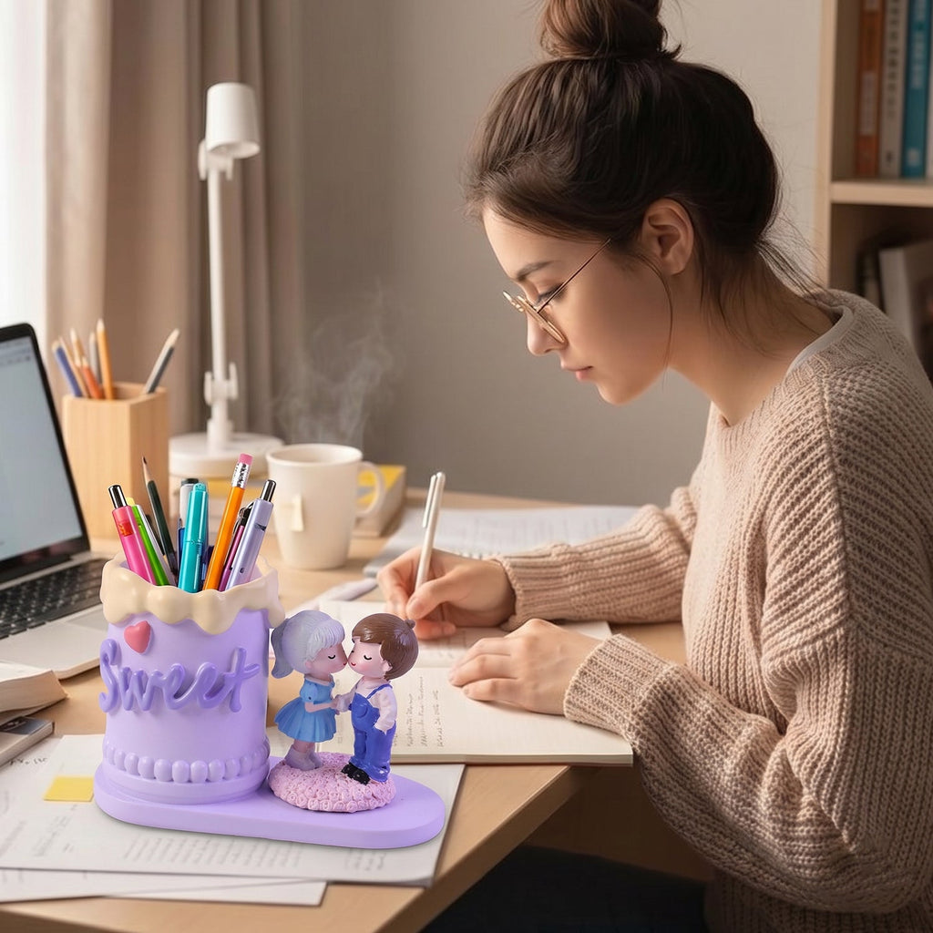 Cute Couple Pen Holder Ð Adorable Resin Desk Organizer & Showpiece
