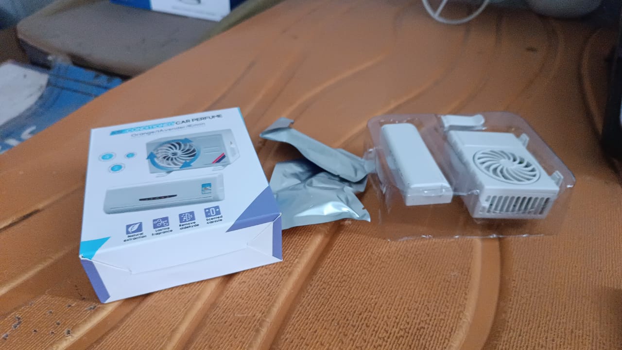 Solar-Powered Car Air Freshener – Built-in Perfume Diffuser
