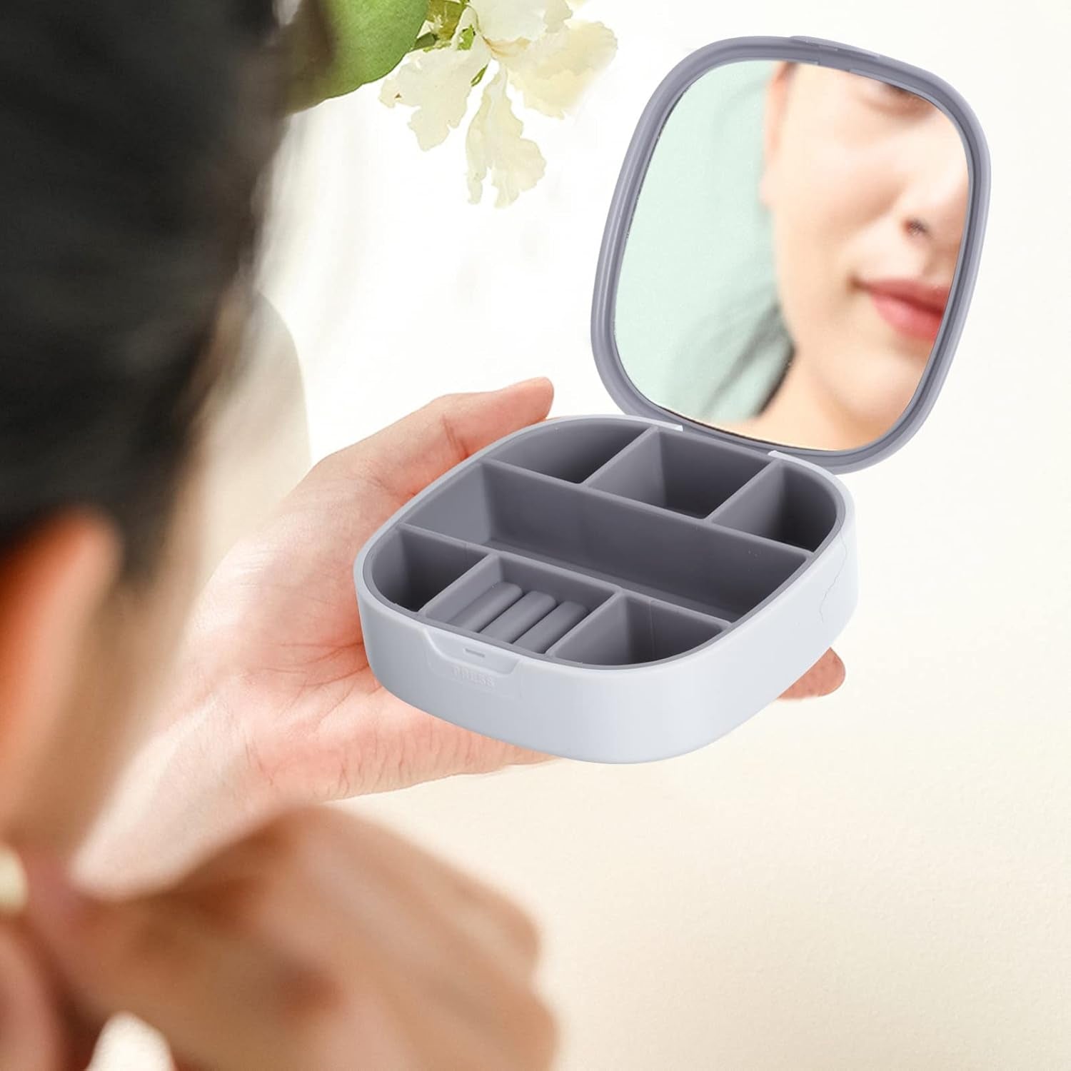 Plastic Jewelry Storage Box Ð Compact & Travel-Friendly Organizer